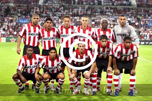 Eindhoven, 12 September 2006 PSV-FC Liverpool ( eerste wedstrijd Championsleague Seizoen 2006/2007 ), eindstand, 0-0 staande v.l.n.r.: Alex PSV, Carlos Salcido, Jan Kromkamp, Timmy Simons, Arouna Kone en Gomes.
Gehurkt v.l.n.r.: Edsion Mendeze, Michael Reiziger, Jason Culina, Ibrahim Afellay en Jefferson Farfan