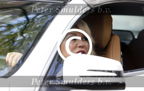 Amsterdam 3 juni 2013
Patricia Paay koopt voer voor haar dieren in haar mercedes cabrio.
Peter Smulders bv