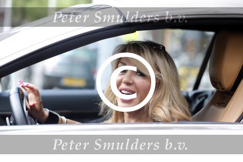 Amsterdam 3 juni 2013
Patricia Paay koopt voer voor haar dieren in haar mercedes cabrio.
Peter Smulders bv