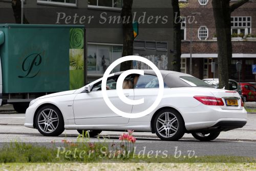 Amsterdam 3 juni 2013
Patricia Paay koopt voer voor haar dieren in haar mercedes cabrio.
Peter Smulders bv