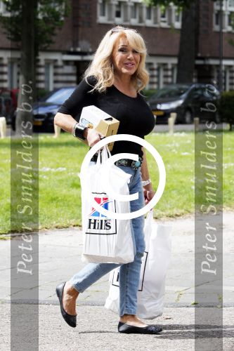 Amsterdam 3 juni 2013
Patricia Paay koopt voer voor haar dieren in haar mercedes cabrio.
Peter Smulders bv