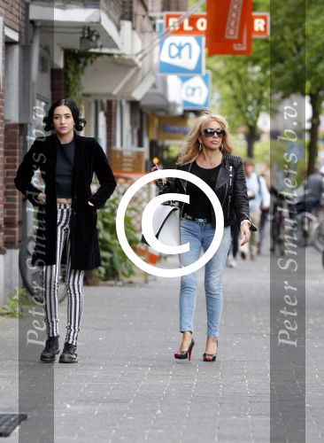 Amsterdam 3 juni 2013
Patricia Paay en haar dochter Cristina Curry verlaten haar huis en gaan samen naar een nagelstudio
Peter Smulders bv