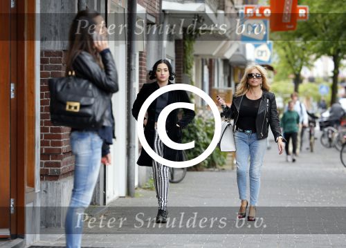 Amsterdam 3 juni 2013
Patricia Paay en haar dochter Cristina Curry verlaten haar huis en gaan samen naar een nagelstudio
Peter Smulders bv