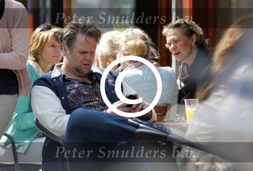 Amsterdam 31 mei 2013
Patrick Stoof (acteur komt een man bij de dokter) met vrouw /vriendin op terras.
Peter Smulders bv