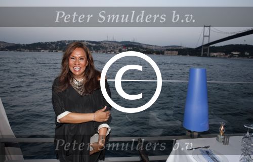 Istanbul 21 mei 2013
Presentatie nieuw sieradenlijn Yolanthe Cabau van Yolanthe Sneijder Cabau in het meest populaire restaurant / club Reina van Istanbul. Wesley Sneijder was trots als een pauw. Patty Brard
Peter Smulders bv