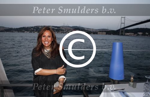 Istanbul 21 mei 2013
Presentatie nieuw sieradenlijn Yolanthe Cabau van Yolanthe Sneijder Cabau in het meest populaire restaurant / club Reina van Istanbul. Wesley Sneijder was trots als een pauw. Patty Brard
Peter Smulders bv