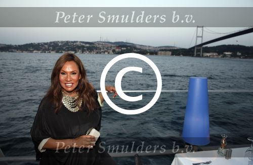 Istanbul 21 mei 2013
Presentatie nieuw sieradenlijn Yolanthe Cabau van Yolanthe Sneijder Cabau in het meest populaire restaurant / club Reina van Istanbul. Wesley Sneijder was trots als een pauw. Patty Brard
Peter Smulders bv