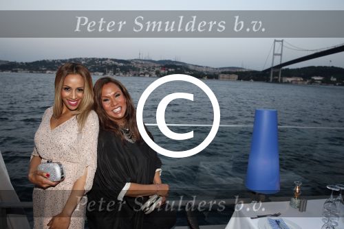 Istanbul 21 mei 2013
Presentatie nieuw sieradenlijn Yolanthe Cabau van Yolanthe Sneijder Cabau in het meest populaire restaurant / club Reina van Istanbul. Wesley Sneijder was trots als een pauw. Patty Brard met Glennis Grace en Grace Headley
Peter Smulders bv