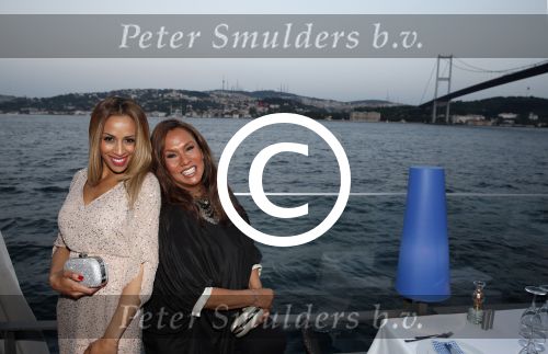 Istanbul 21 mei 2013
Presentatie nieuw sieradenlijn Yolanthe Cabau van Yolanthe Sneijder Cabau in het meest populaire restaurant / club Reina van Istanbul. Wesley Sneijder was trots als een pauw. Patty Brard met Glennis Grace en Grace Headley
Peter Smulders bv