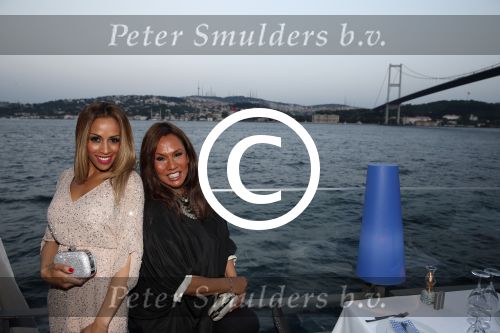 Istanbul 21 mei 2013
Presentatie nieuw sieradenlijn Yolanthe Cabau van Yolanthe Sneijder Cabau in het meest populaire restaurant / club Reina van Istanbul. Wesley Sneijder was trots als een pauw. Patty Brard met Glennis Grace en Grace Headley
Peter Smulders bv