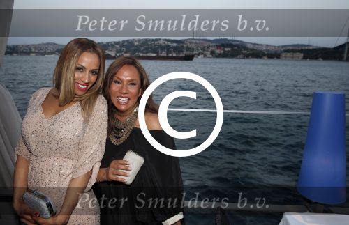 Istanbul 21 mei 2013
Presentatie nieuw sieradenlijn Yolanthe Cabau van Yolanthe Sneijder Cabau in het meest populaire restaurant / club Reina van Istanbul. Wesley Sneijder was trots als een pauw. Patty Brard met Glennis Grace en Grace Headley
Peter Smulders bv