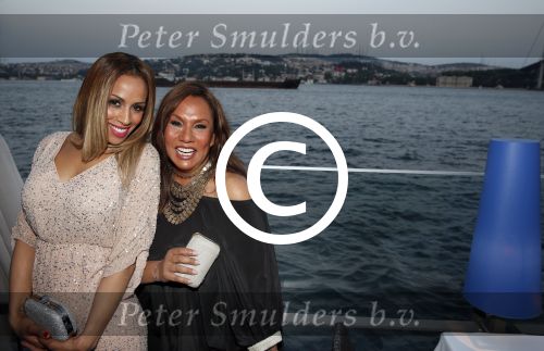 Istanbul 21 mei 2013
Presentatie nieuw sieradenlijn Yolanthe Cabau van Yolanthe Sneijder Cabau in het meest populaire restaurant / club Reina van Istanbul. Wesley Sneijder was trots als een pauw. Patty Brard met Glennis Grace en Grace Headley
Peter Smulders bv