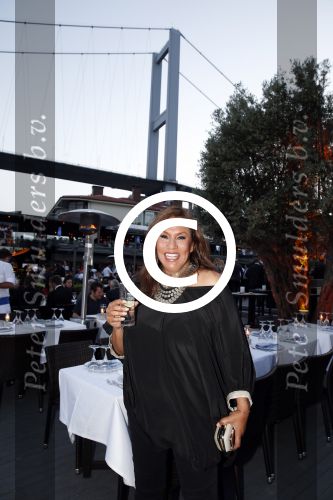 Istanbul 21 mei 2013
Presentatie nieuw sieradenlijn Yolanthe Cabau van Yolanthe Sneijder Cabau in het meest populaire restaurant / club Reina van Istanbul. Wesley Sneijder was trots als een pauw. Patty Brard
Peter Smulders bv