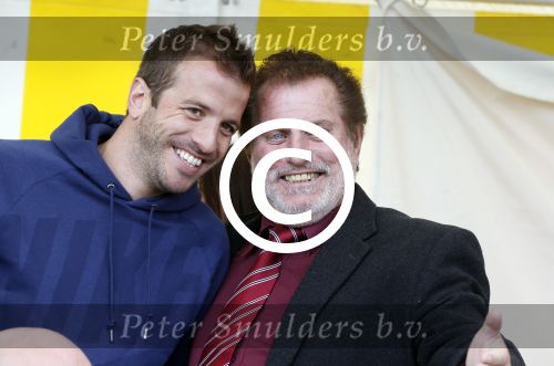Beverwijk 25 mei 2013
Voetbaltournooi van Rafael v d Vaart . Zijn vriendin Sabia Boulahrouz en zoon Damian zijn ook aanwezig. Rafael met zijn oom
Peter Smulders bv