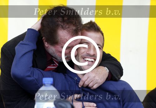 Beverwijk 25 mei 2013
Voetbaltournooi van Rafael v d Vaart . Zijn vriendin Sabia Boulahrouz en zoon Damian zijn ook aanwezig. Rafael met zijn oom
Peter Smulders bv