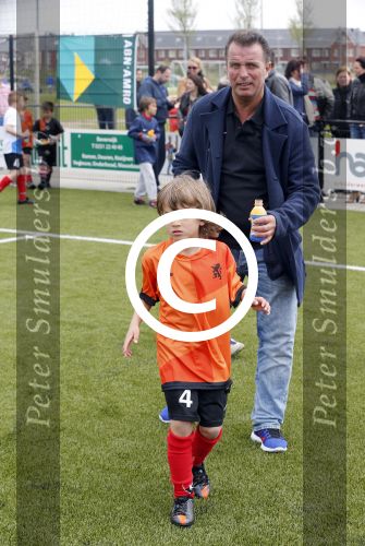 Beverwijk 25 mei 2013
Voetbaltournooi van Rafael v d Vaart . Zijn vriendin Sabia Boulahrouz en zoon Damian zijn ook aanwezig. Vader ramon v d Vaart
Peter Smulders bv