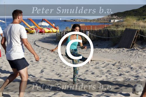 ibiza 14 juni 2013
Wesley en Rodney Sneijder aan het voetballen met Xelly en Rebecca Cabu v Kasbergen Gokhan Saki Reduan Diba en andere vrienden op het strand van Coco Beach.
Peter Smulders bv