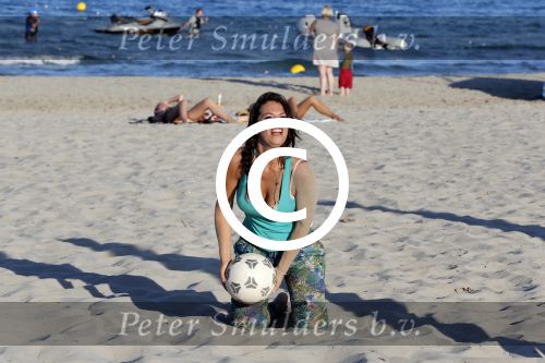 ibiza 14 juni 2013
Wesley en Rodney Sneijder aan het voetballen met Xelly en Rebecca Cabu v Kasbergen Gokhan Saki Reduan Diba en andere vrienden op het strand van Coco Beach.
Peter Smulders bv