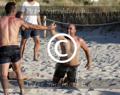 ibiza 14 juni 2013
Wesley en Rodney Sneijder aan het voetballen met Xelly en Rebecca Cabu v Kasbergen Gokhan Saki Reduan Diba en andere vrienden op het strand van Coco Beach.
Peter Smulders bv