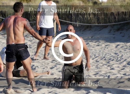 ibiza 14 juni 2013
Wesley en Rodney Sneijder aan het voetballen met Xelly en Rebecca Cabu v Kasbergen Gokhan Saki Reduan Diba en andere vrienden op het strand van Coco Beach.
Peter Smulders bv