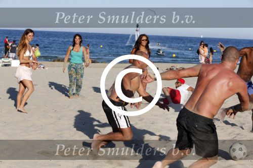 ibiza 14 juni 2013
Wesley en Rodney Sneijder aan het voetballen met Xelly en Rebecca Cabu v Kasbergen Gokhan Saki Reduan Diba en andere vrienden op het strand van Coco Beach.
Peter Smulders bv