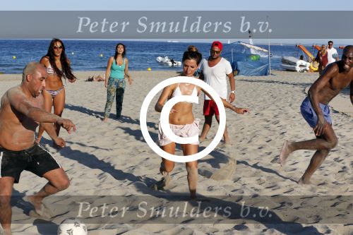 ibiza 14 juni 2013
Wesley en Rodney Sneijder aan het voetballen met Xelly en Rebecca Cabu v Kasbergen Gokhan Saki Reduan Diba en andere vrienden op het strand van Coco Beach.
Peter Smulders bv