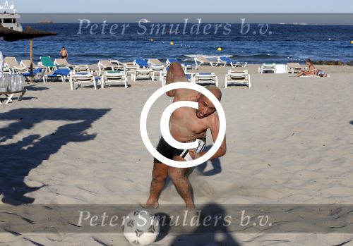 ibiza 14 juni 2013
Wesley en Rodney Sneijder aan het voetballen met Xelly en Rebecca Cabu v Kasbergen Gokhan Saki Reduan Diba en andere vrienden op het strand van Coco Beach.
Peter Smulders bv
