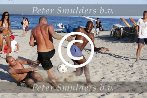 ibiza 14 juni 2013
Wesley en Rodney Sneijder aan het voetballen met Xelly en Rebecca Cabu v Kasbergen Gokhan Saki Reduan Diba en andere vrienden op het strand van Coco Beach.
Peter Smulders bv