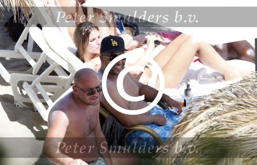 ibiza 15 juni 2013
Wesley Sneijder en Yolanthe Sneijder Cabau met Rodney Reduan en Jalal Diba en vrienden bij tropicana beach.
Peter Smulders bv