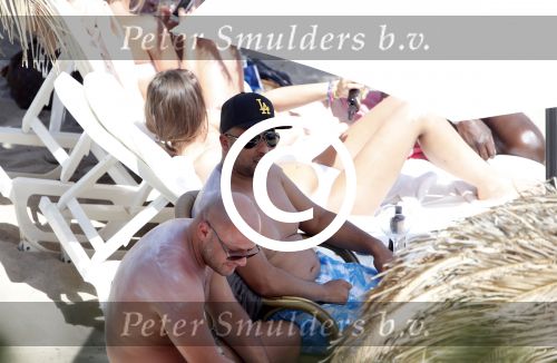 ibiza 15 juni 2013
Wesley Sneijder en Yolanthe Sneijder Cabau met Rodney Reduan en Jalal Diba en vrienden bij tropicana beach.
Peter Smulders bv