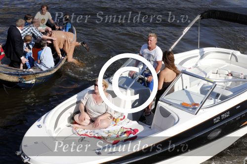 Amsterdam 7 juni 2013
Presentatie boek handboek voor vader van Beau v Erven Dorens. Hij springt samen met zijn zoons van de magere brug af in de amstel. zwager rene Froger
Peter Smulders bv