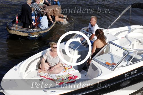 Amsterdam 7 juni 2013
Presentatie boek handboek voor vader van Beau v Erven Dorens. Hij springt samen met zijn zoons van de magere brug af in de amstel. zwager rene Froger
Peter Smulders bv