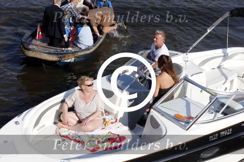 Amsterdam 7 juni 2013
Presentatie boek handboek voor vader van Beau v Erven Dorens. Hij springt samen met zijn zoons van de magere brug af in de amstel. zwager rene Froger
Peter Smulders bv