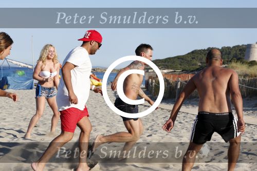 ibiza 14 juni 2013
Wesley en Rodney Sneijder aan het voetballen met Xelly en Rebecca Cabu v Kasbergen Gokhan Saki Reduan Diba en andere vrienden op het strand van Coco Beach.
Peter Smulders bv