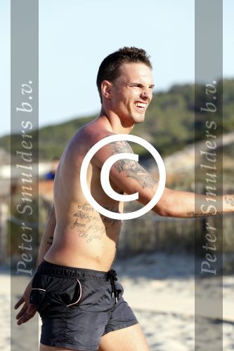 ibiza 14 juni 2013
Wesley en Rodney Sneijder aan het voetballen met Xelly en Rebecca Cabu v Kasbergen Gokhan Saki Reduan Diba en andere vrienden op het strand van Coco Beach.
Peter Smulders bv