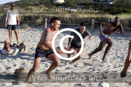 ibiza 14 juni 2013
Wesley en Rodney Sneijder aan het voetballen met Xelly en Rebecca Cabu v Kasbergen Gokhan Saki Reduan Diba en andere vrienden op het strand van Coco Beach.
Peter Smulders bv