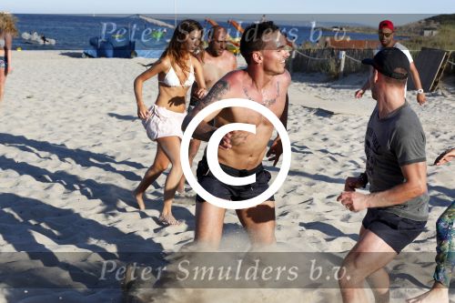 ibiza 14 juni 2013
Wesley en Rodney Sneijder aan het voetballen met Xelly en Rebecca Cabu v Kasbergen Gokhan Saki Reduan Diba en andere vrienden op het strand van Coco Beach.
Peter Smulders bv