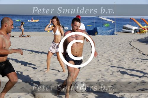 ibiza 14 juni 2013
Wesley en Rodney Sneijder aan het voetballen met Xelly en Rebecca Cabu v Kasbergen Gokhan Saki Reduan Diba en andere vrienden op het strand van Coco Beach.
Peter Smulders bv