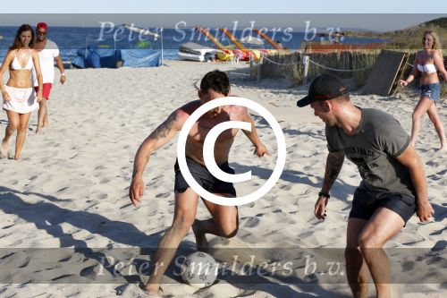 ibiza 14 juni 2013
Wesley en Rodney Sneijder aan het voetballen met Xelly en Rebecca Cabu v Kasbergen Gokhan Saki Reduan Diba en andere vrienden op het strand van Coco Beach.
Peter Smulders bv