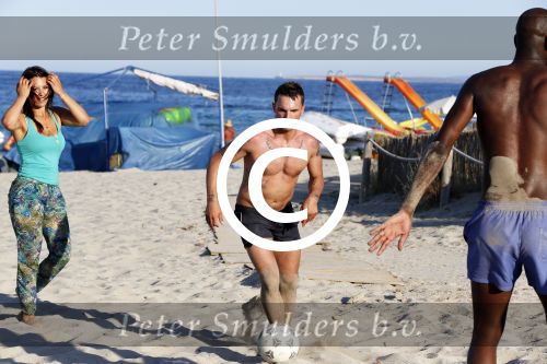 ibiza 14 juni 2013
Wesley en Rodney Sneijder aan het voetballen met Xelly en Rebecca Cabu v Kasbergen Gokhan Saki Reduan Diba en andere vrienden op het strand van Coco Beach.
Peter Smulders bv