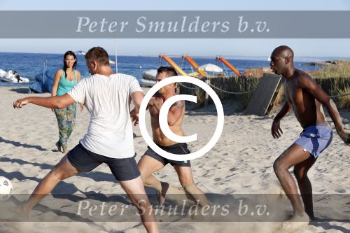 ibiza 14 juni 2013
Wesley en Rodney Sneijder aan het voetballen met Xelly en Rebecca Cabu v Kasbergen Gokhan Saki Reduan Diba en andere vrienden op het strand van Coco Beach.
Peter Smulders bv