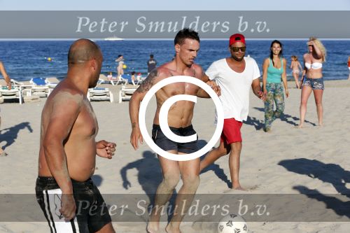 ibiza 14 juni 2013
Wesley en Rodney Sneijder aan het voetballen met Xelly en Rebecca Cabu v Kasbergen Gokhan Saki Reduan Diba en andere vrienden op het strand van Coco Beach.
Peter Smulders bv