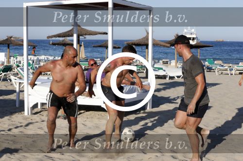ibiza 14 juni 2013
Wesley en Rodney Sneijder aan het voetballen met Xelly en Rebecca Cabu v Kasbergen Gokhan Saki Reduan Diba en andere vrienden op het strand van Coco Beach.
Peter Smulders bv