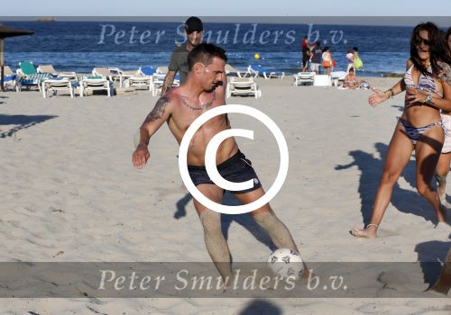 ibiza 14 juni 2013
Wesley en Rodney Sneijder aan het voetballen met Xelly en Rebecca Cabu v Kasbergen Gokhan Saki Reduan Diba en andere vrienden op het strand van Coco Beach.
Peter Smulders bv