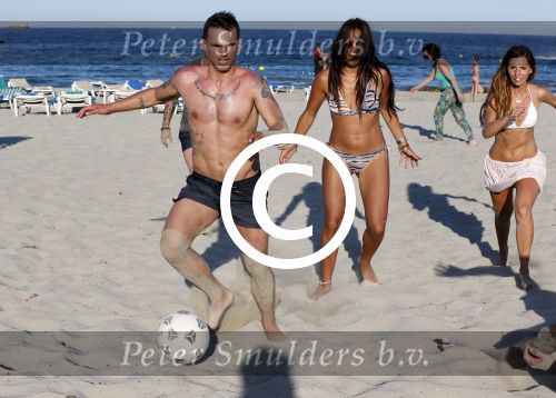 ibiza 14 juni 2013
Wesley en Rodney Sneijder aan het voetballen met Xelly en Rebecca Cabu v Kasbergen Gokhan Saki Reduan Diba en andere vrienden op het strand van Coco Beach.
Peter Smulders bv