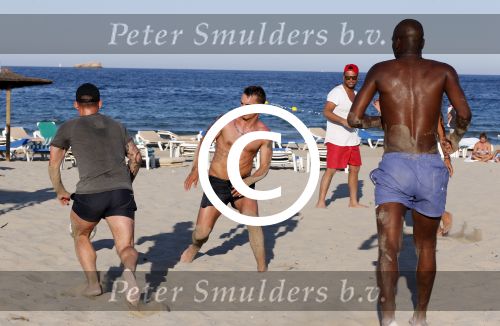 ibiza 14 juni 2013
Wesley en Rodney Sneijder aan het voetballen met Xelly en Rebecca Cabu v Kasbergen Gokhan Saki Reduan Diba en andere vrienden op het strand van Coco Beach.
Peter Smulders bv