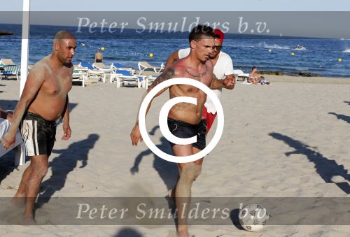 ibiza 14 juni 2013
Wesley en Rodney Sneijder aan het voetballen met Xelly en Rebecca Cabu v Kasbergen Gokhan Saki Reduan Diba en andere vrienden op het strand van Coco Beach.
Peter Smulders bv