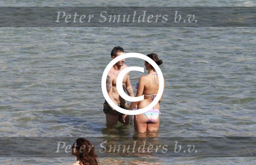 ibiza 15 juni 2013
Rodney Sneijder met Maybritt Slof in zee.
Peter Smulders bv