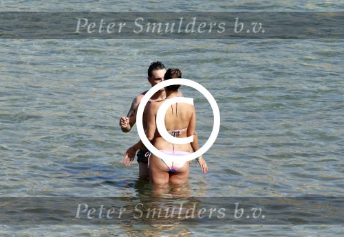 ibiza 15 juni 2013
Rodney Sneijder met Maybritt Slof in zee.
Peter Smulders bv