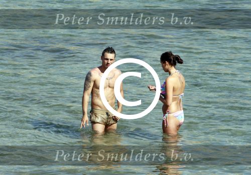 ibiza 15 juni 2013
Rodney Sneijder met Maybritt Slof in zee.
Peter Smulders bv